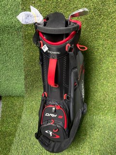 STROMBERG GOLF BAG IN RED & BLACK TO INCLUDE 2 X ASSORTED GOLF CLUBS: LOCATION - C4