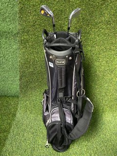 RIFE GOLF BAG IN GREY & BLACK TO INCLUDE 2 X ASSORTED GOLF CLUBS: LOCATION - C4