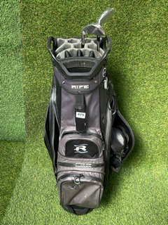 RIFE GOLF BAG IN GREY & BLACK TO INCLUDE 2 X ASSORTED GOLF CLUBS: LOCATION - C4