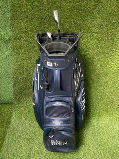 STROMBERG GOLF BAG IN BLUE TO INCLUDE 2 X ASSORTED GOLF CLUBS: LOCATION - C4