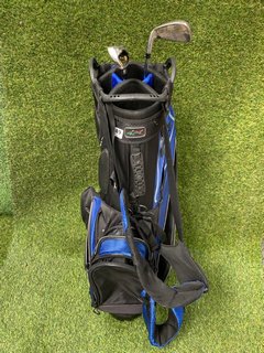 GREG NORMAN GOLF BAG IN BLUE & BLACK TO INCLUDE 2 X ASSORTED GOLF CLUBS: LOCATION - C4