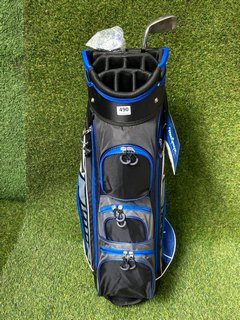 MACGREGOR GOLF BAG IN BLUE WHITE & BLACK TO INCLUDE 2 X ASSORTED GOLF CLUBS: LOCATION - C4