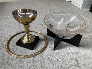 2 X ASSORTED HOMEWARE TO INCLUDE MEDIUM BOWL ORNAMENT WITH STAND IN GOLD AND MATT BLACK FINISH: LOCATION - A4