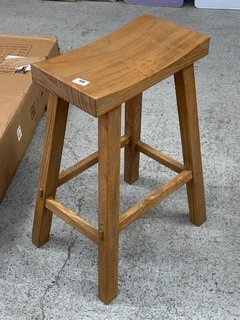 LA REDOUTE INTERIEURS ASAYO BAR STOOL IN SOLID ELM, H65 CM. RRP - £170: LOCATION - B1