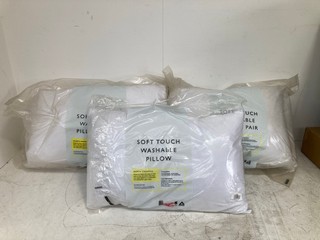 QTY OF ASSORTED PILLOWS TO INCLUDE JOHN LEWIS AND PARTNERS SOFT TOUCH WASHABLE PILLOW: LOCATION - BR4