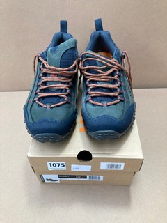 MERRELL MEN'S INTERCEPT WALKING SHOE SIZE 8 IN BLUE WING: LOCATION - BR5