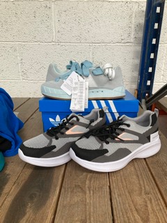 2 X PAIRS OF WOMEN'S SHOES TO INCLUDE ADIDAS ADIMATIC SIZE 7 IN BLUE: LOCATION - BR9