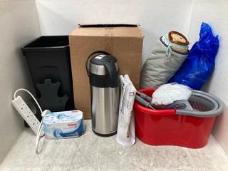 QTY OF ASSORTED ITEMS TO INCLUDE VONSHEF LARGE THERMOS: LOCATION - BR9