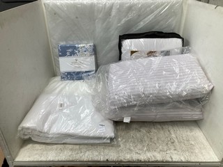 QTY OF ASSORTED BED FURNISHINGS TO INCLUDE SHABBY CHIC GARDEN FLORAL DUVET COVER SET: LOCATION - BR9