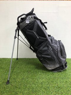 RIFE GOLF BAG IN GREY & BLACK: LOCATION - CR2