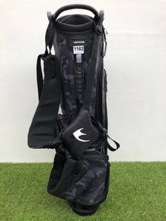 BENROSS GOLF BAG IN GREY & BLACK: LOCATION - CR4