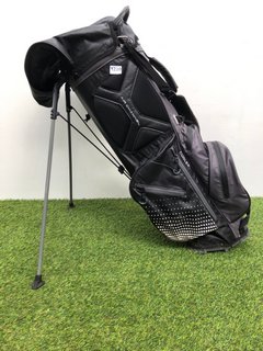 RIFE GOLF BAG IN GREY & BLACK: LOCATION - CR5