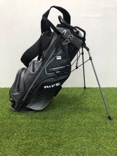 RIFE GOLF BAG IN GREY & BLACK: LOCATION - CR7