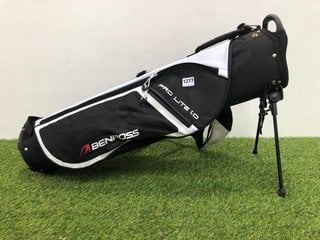 BENROSS GOLF BAG IN WHITE GREY & BLACK: LOCATION - C2