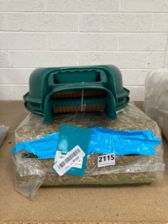 QTY OF ASSORTED ITEMS TO INCLUDE MEADOW HAY BEDDING FOR PETS: LOCATION - BR11