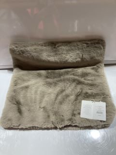 QTY OF ASSORTED THE WHITE COMPANY ITEMS TO INCLUDE LUXURY EGYPTIAN COTTON FEATHER GREY SUPER JUMBO TOTAL RRP £110