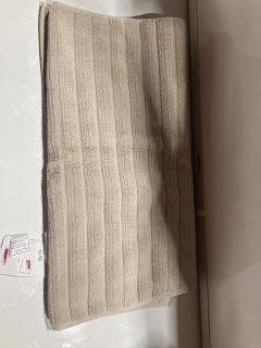 QTY OF ASSORTED THE WHITE COMPANY ITEMS TO INCLUDE HEMP BLEND NATURAL BATH TOWEL TOTAL RRP £110