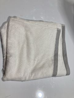 QTY OF ASSORTED THE WHITE COMPANY ITEMS TO INCLUDE COLOUR STRIPED BORDER BATH SHEET WHITE/PEBBLE TOTAL RRP £70