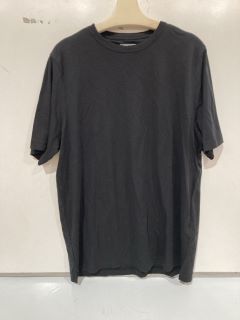 QTY OF ASSORTED CLOTHING ITEMS TO INCLUDE KIRKLAND SIGNATURE LARGE BLACK MENS PIMA COTTON TEE