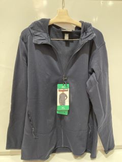 QTY OF ASSORTED CLOTHING ITEMS TO INCLUDE KIRKLAND SIGNATURE EXTRA LARGE BLUE MENS HOODED FLEECE JACKET