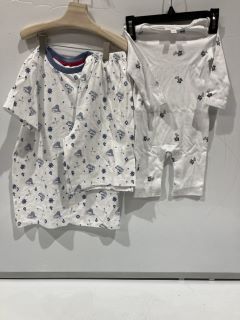 A QTY OF ASSORTED WHITE COMPANY CLOTHING TO INCLUDE STAR STRIPE PYJAMA 1 - 1 1/2 YEARS WHITE/PINK TOTAL RRP £127