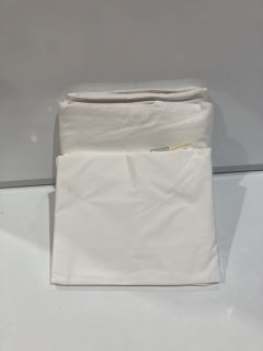 A QTY OF ASSORTED WHITE COMPANY CLOTHING TO INCLUDE HARPER DUVET COVER KING WHITE TOTAL RRP £330