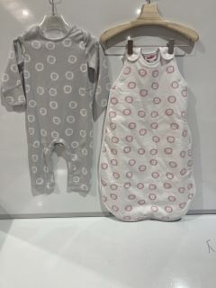 A QTY OF ASSORTED WHITE COMPANY CLOTHING TO INCLUDE ORGANIC BLUE LION GIFT SET 3-6 MONTHS WHITE TOTAL RRP £333