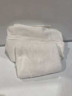 A QTY OF ASSORTED WHITE COMPANY CLOTHING TO INCLUDE LINDOS OUTDOOR BLANKET LARGE ONE SIZE WHITE/NATURAL TOTAL RRP £221