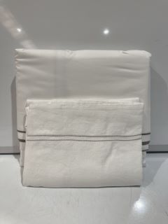 A QTY OF ASSORTED WHITE COMPANY CLOTHING TO INCLUDE CARRINGTON DUVET COVER KING WHITE/MINK TOTAL RRP £621