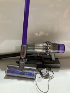 2 X DYSON CORDLESS VACUUM CLEANERS TOTAL RRP £900