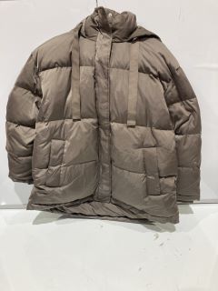 A QTY OF THE WHITE COMPANY CLOTHES TO INCLUDE DOWN FILLED OVERSIZED PUFFER L TAUPE TOTAL RRP £269