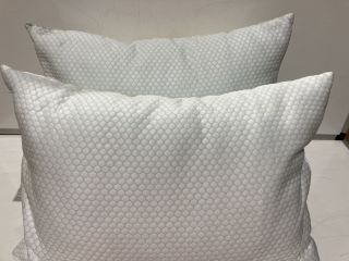 2 X HOTEL & GRAND COOLING PILLOW WHITE/BLUE