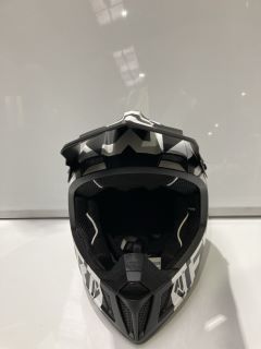 CLUTCH EVO LE HELMET BLACK/WHITE RRP £135.00