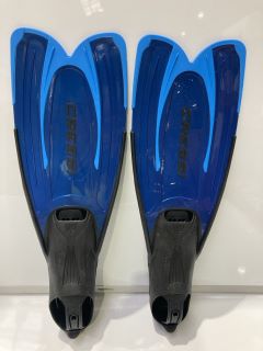 FROG FINS BLUE UK 2/5 RRP £35.00