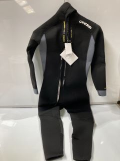 BOX OF ASSORTED ITEMS INCLUDING FAST MAN MONOPIECE WETSUIT 5 MM SIZE S/2 RRP £488