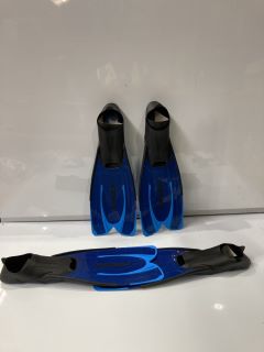 QTY OF AQUA PINNE FINS SIZE 2.5 RRP £28