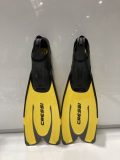 QTY OF FROG PLUS SIZE FLIPPERS 10/12