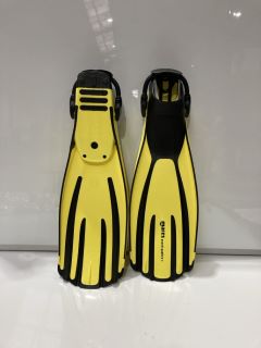 QTY OF FROG PLUS SIZE FLIPPERS 10/12