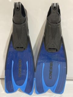 CRESSI ADULT SCUBA DIVING OPEN HEEL FINS WITH BUNGEE STRAP COLOUR BLUE/LIGHT BLUE TOTAL RPR £104