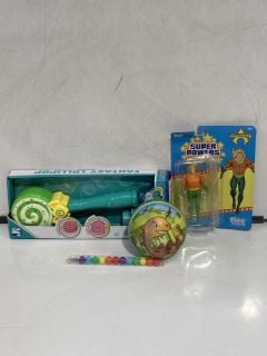 QTY OF ASSORTED CHILDRENS TOYS TO INCLUDE AQUAMAN ACTION FIGURE, DINOSAUR BOUNCY BALL