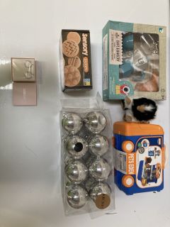 QTY OF ASSORTED ITEMS TO INCLUDE SILVER BAUBLES, SENSORY STONES