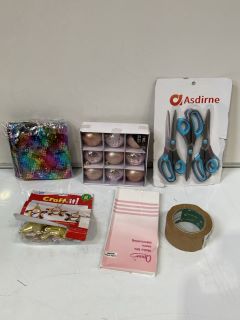 QTY OF ASSORTED ITEMS TO INCLUDE BOX OF 6 CHRISTMAS CRACKERS, TUBE OF PINK & SILVER BAUBLE DECORATIONS