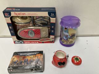 QTY OF ASSORTED ITEMS TO INCLUDE SPACE MARINES BUILDING SET, KIDS HOUSEHOLD APPLIANCE SIMULATION SET