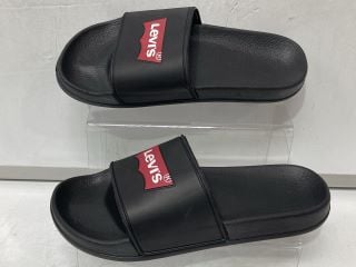 BOX OF ASSORTED ITEMS TO INCLUDE GUCCI WOMEN SLIDES,LEVIS SLIDES AND REEF SLIPPERS