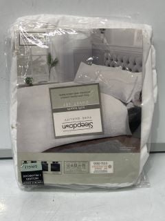 BOX OF ASSORTED ITEMS TO INCLUDE 20PK SWIVEL HANGERS & SLEEPDOWN DUVET SET