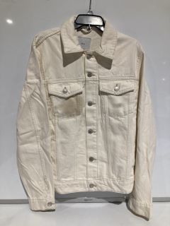 BOX OF MEN'S CLOTHES TO INCLUDE MNG WHITE DENIM JACKET SIZE:L & MANGO WHITE TROUSERS SIZE: M