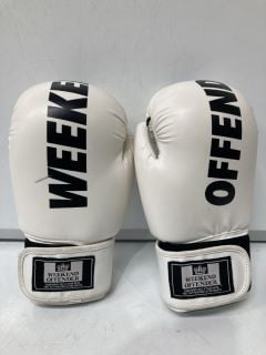 WEEKEND OFFENDER BOXING GLOVES WHITE/BLACK