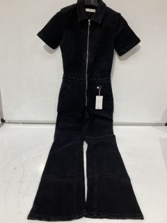 BOX OF WOMEN'S CLOTHING TO INCLUDE MANGO BLACK DENIM JEANS SIZE : S & MANGO WHITE JUMPER SIZE : M