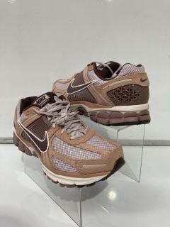 NIKE MEN'S ZOOM VOMERO 5 DUSTED CLAY/EARTH SIZE 8.5 RRP £145