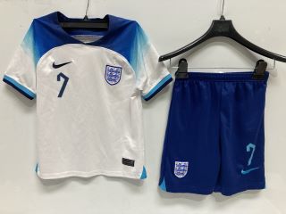 QTY OF ITEMS TO INCLUDE CHILDRENS ENGLAND HOME TOP WITH GREALISH 7 PRINT - SIZE 22